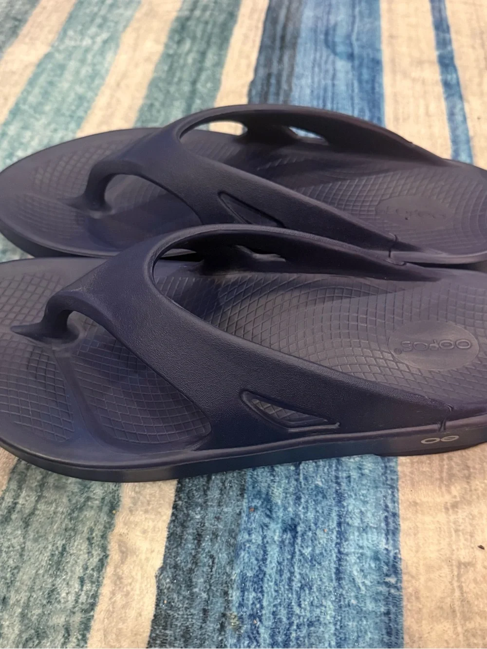OOFOS Men's Dark Navy Blue Recovery Flip-Flops